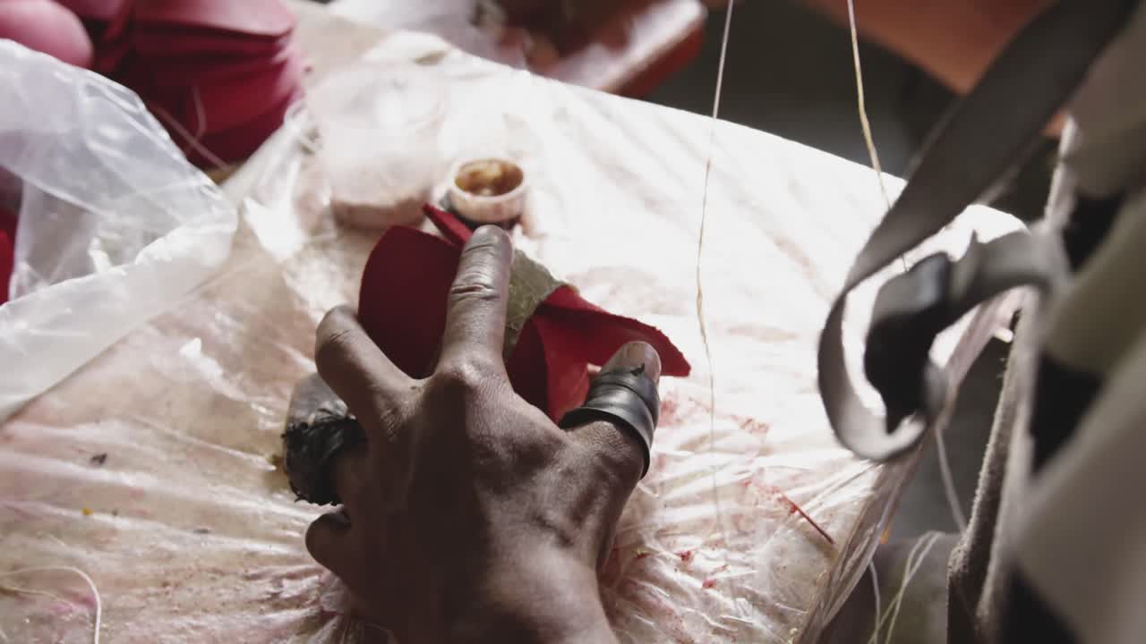 мужчина смешанной расы, работающий на фабрике