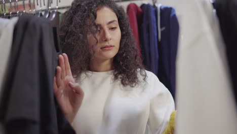 mujer comprando ropa