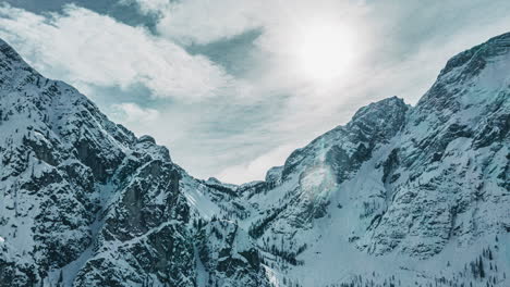 Dolomitas-Laderas-Rocosas,-Nubes-Tenues,-Lapso-De-Tiempo-Pacífico-Y-Calmante