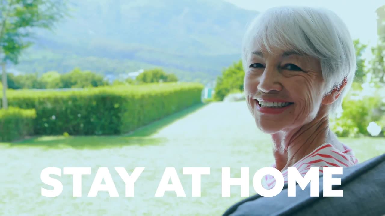 정원에 앉아 있는 고령 백인 여성 위에 반 ⁇ 이는 사회적 거리두기 메시지의 애니메이션