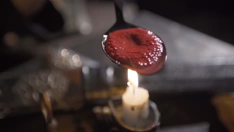 detalle de cera de sellado fundida a la luz de las velas.