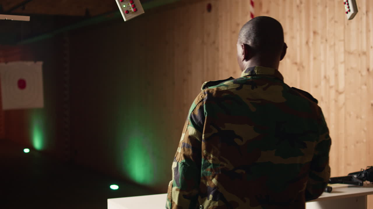 soldado entrenando con armas aplaudiendo después de lograr golpear con precisión el objetivo