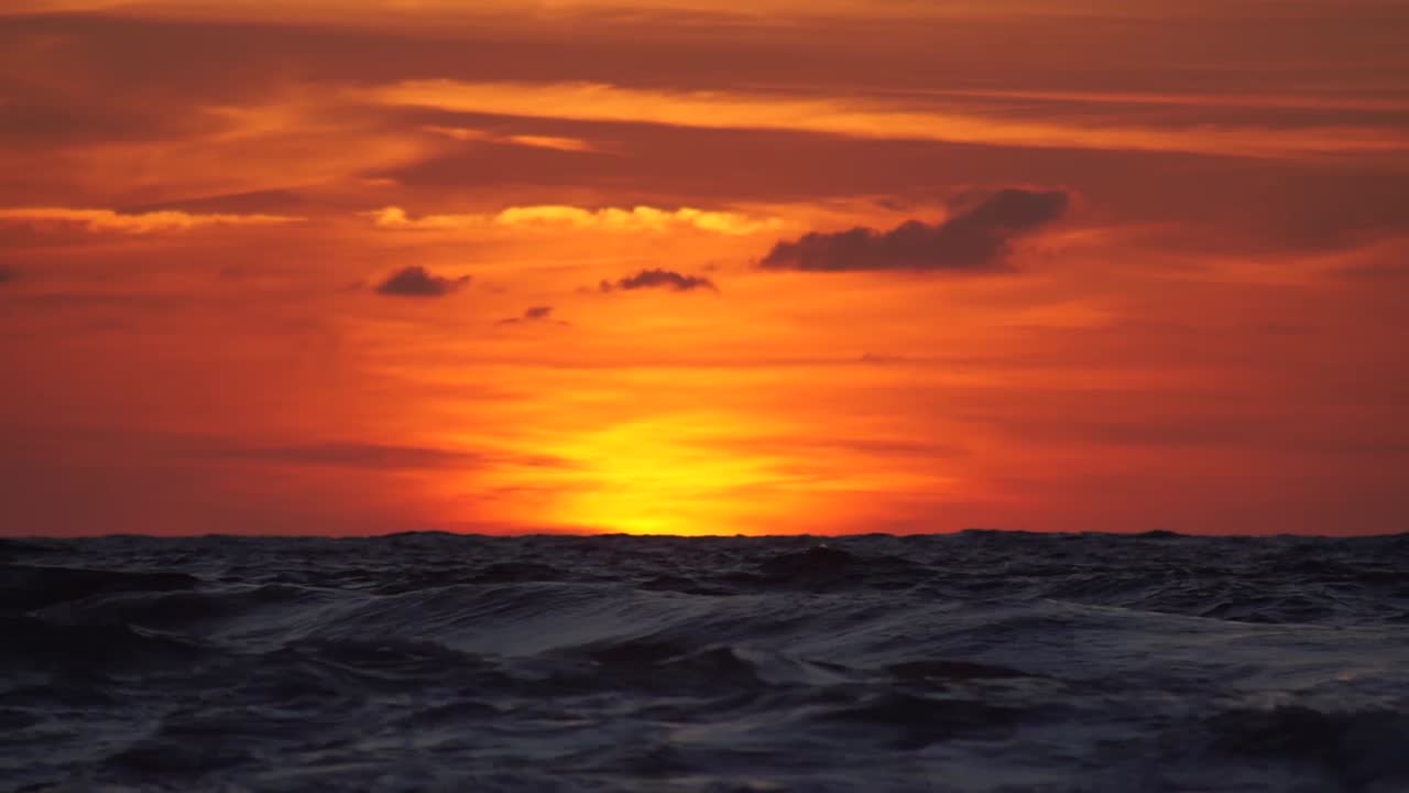 Wellen schlagen bei Sonnenuntergang auf den Felsen