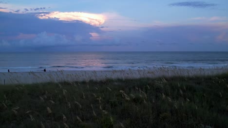 Luftauszug-über-Seehafer-Auf-Dünen-Bei-Sonnenuntergang-Am-Carolina-Beach-NC,-North-Carolina