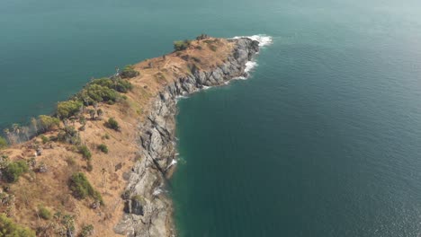 vista del cabo promthep, extremo sur de phuket, tailandia - toma de revelación aérea inclinada hacia arriba