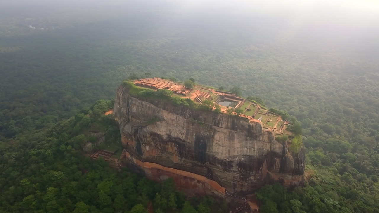 Roterende luftopptak av Sigiriya-klippen, Sri Lanka, ved soloppgang.