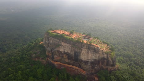 Rotierende-Luftaufnahme-Des-Sigiriya-Felsens,-Sri-Lanka-Bei-Sonnenaufgang