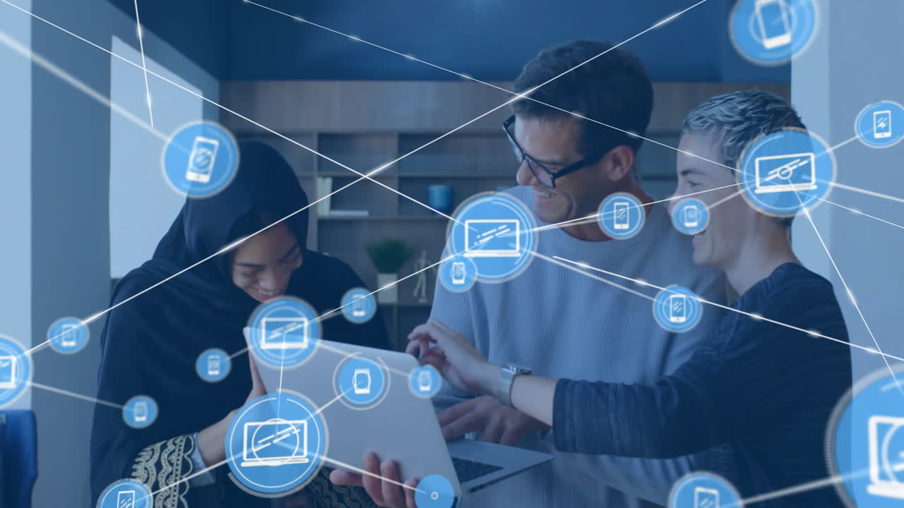 animación de una red de conexiones entre diversos colegas que discuten el trabajo en la oficina