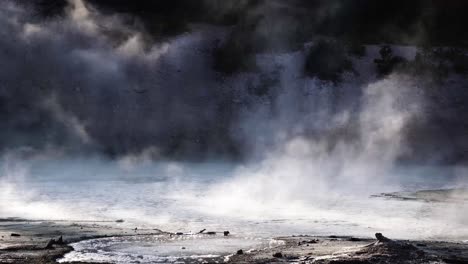 el vapor con olor a sulfúrico se eleva y se arremolina desde una gran piscina en un parque nacional icónico