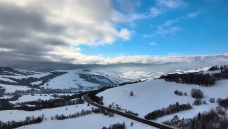 乌克兰美丽的克里米亚山脉的雪地道路 - 空中无人机视图