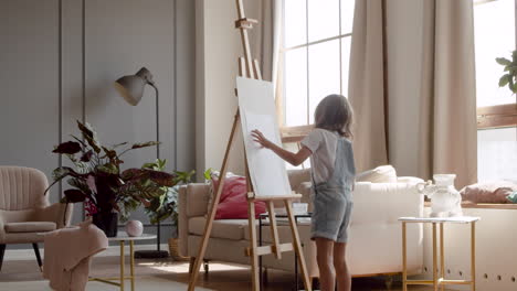 Kleines-Blondes-Mädchen-Klebt-Papier-Auf-Das-Rednerpult-Im-Wohnzimmer-Zu-Hause