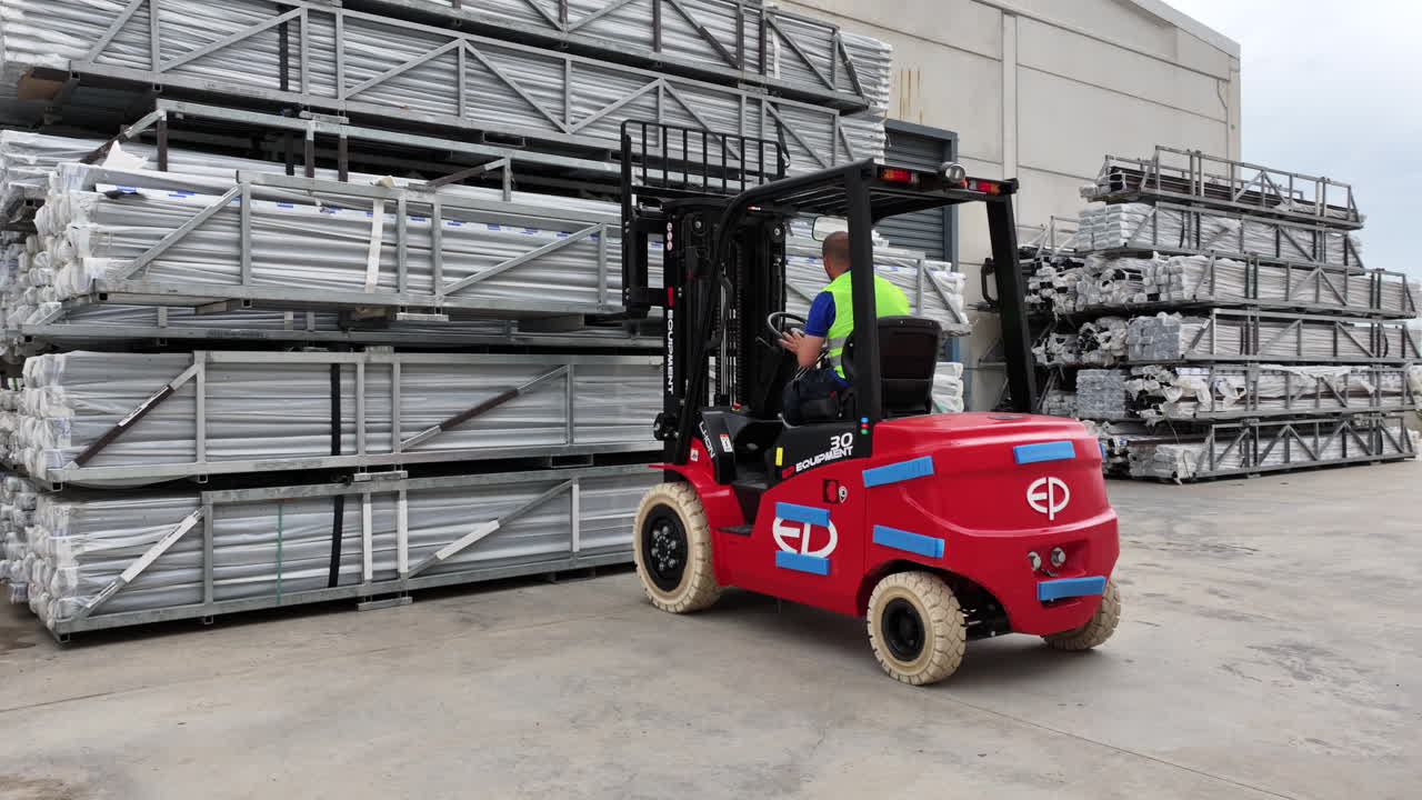 elevador de horquilla que mueve marcos de pvc en las instalaciones de producción