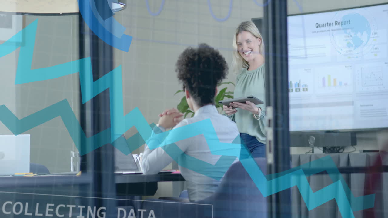 animación del procesamiento de datos financieros sobre diversas personas de negocios en la oficina