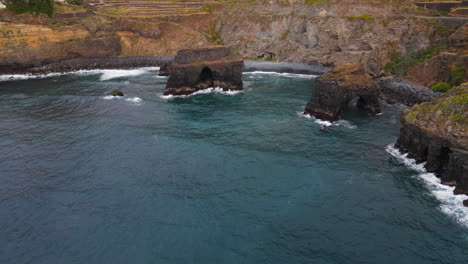 Fantástica-Toma-Aérea-En-órbita-De-Las-Formaciones-Rocosas-Volcánicas-Ubicadas-En-La-Playa-De-Los-Roques-En-La-Isla-De-Tenerife-Y-En-Un-Día-Soleado