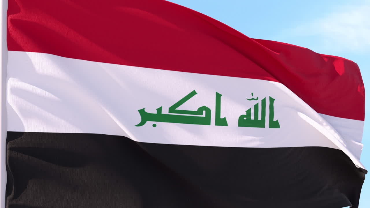 Bandiera dell'Iraq che sventola al vento contro un cielo blu