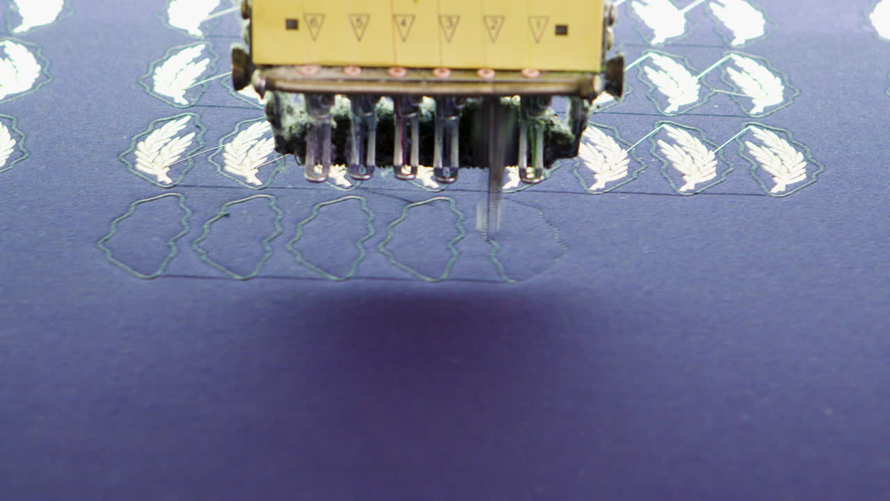 직물 공장 에서 현대적 인 바느질 기계