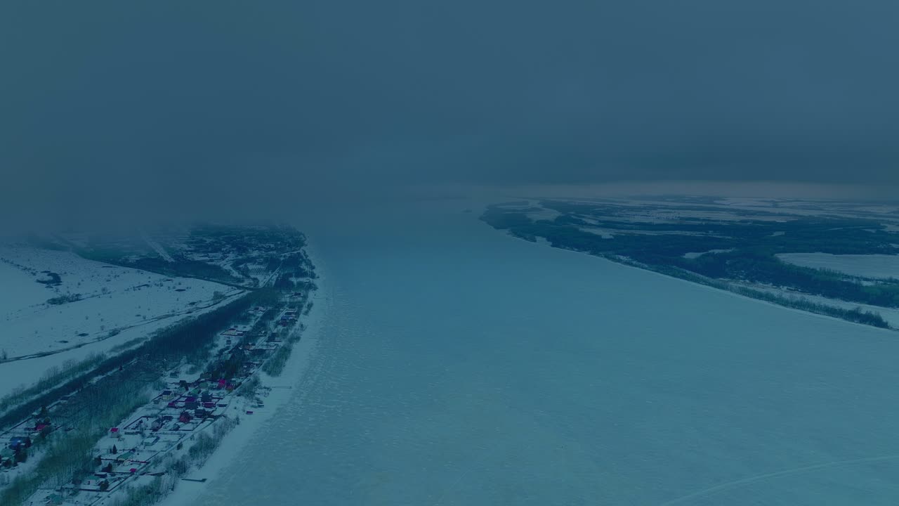 드 터는 넓은 얼어붙은 강 위를 날아다니며, 얼음이 강을 고, 파란 하늘은 지평선에서 얼음의 강과 합쳐지고, 마을과 숲은 겨울 강변을 따라, 아름다운 풍경.