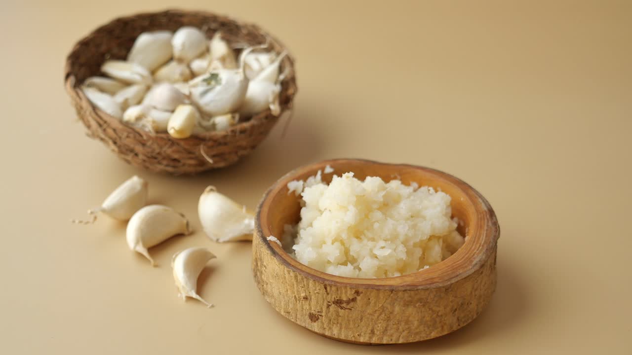 나무 그 에 은 마늘 과 전체 마늘 어리