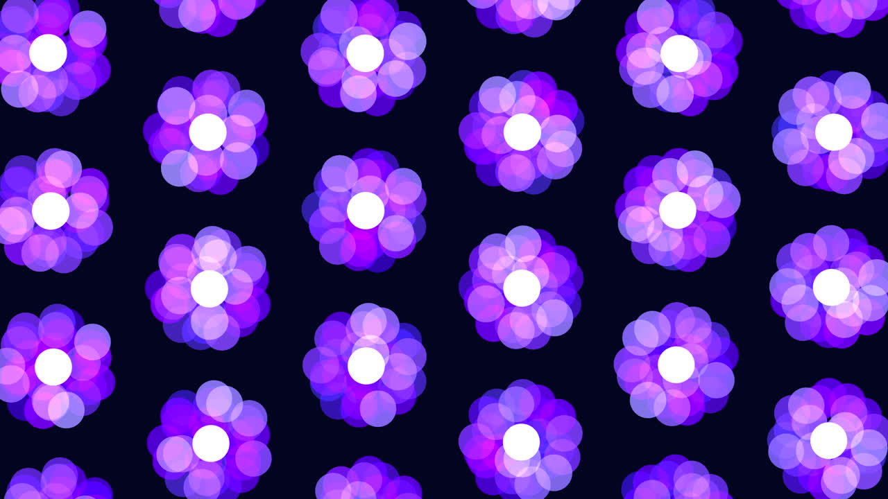 Bløde lilla og violette bokeh-cirkler danner gentagne blomsterformer på en mørk baggrund, hvilket skaber et drømmende abstrakt mønster til baggrunde, overlays og design.