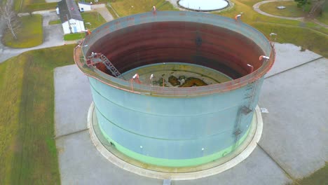 tanque de almacenamiento de acero con techo flotante y corrosión para almacenar gasolina en una industria petrolera