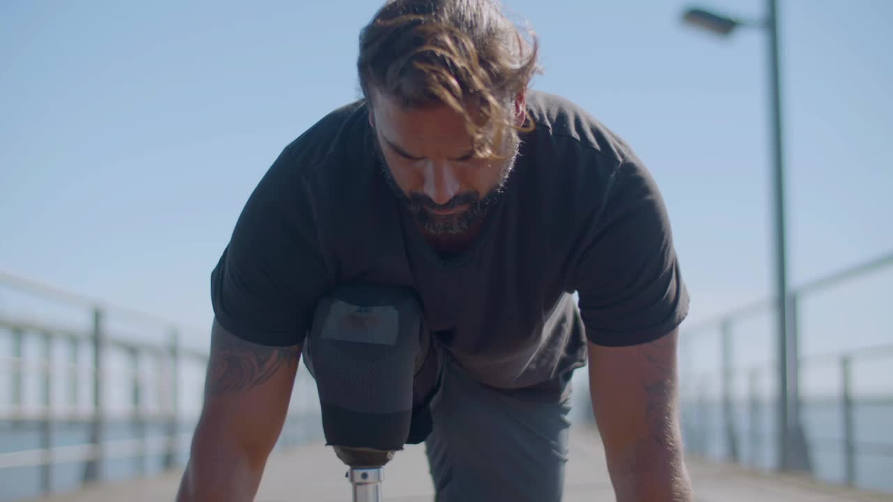 primer plano de un hombre fuerte con prótesis haciendo ejercicios de estiramiento.