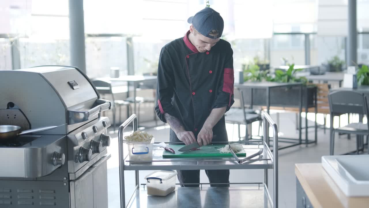 셰프가 야외 그릴에서 새우와 함께 파스타를 요리하고 있습니다.