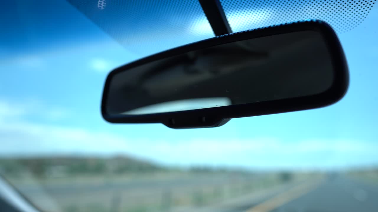 guida lungo l'autostrada affollata hd