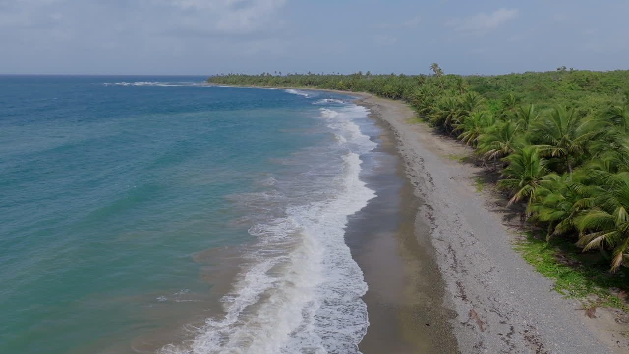 Imágenes aéreas siguiendo la costa y la playa en el sur de Puerto Rico