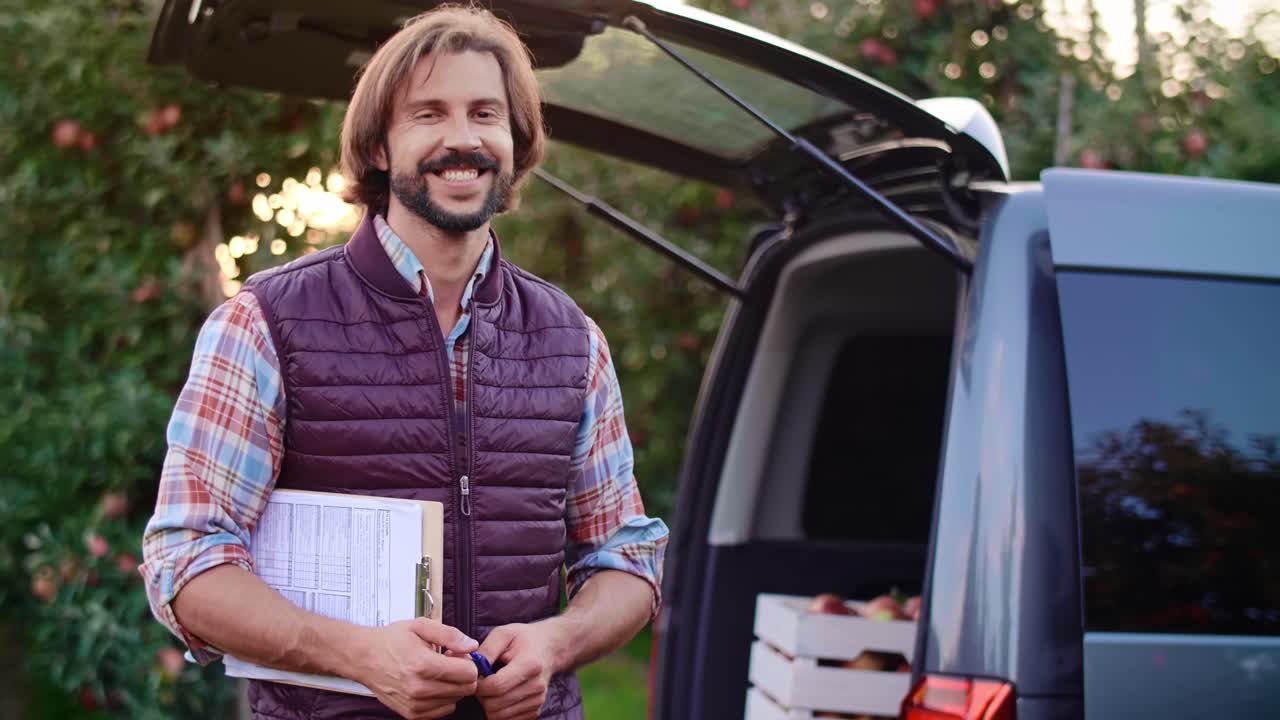 vista de mano de un exitoso agricultor de frutas en el huerto de manzanas