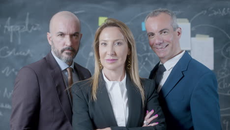 retrato de tres socios de negocios de pie en la sala de juntas