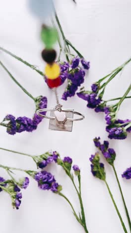 flores púrpuras con cuentas de colores y acentos metálicos