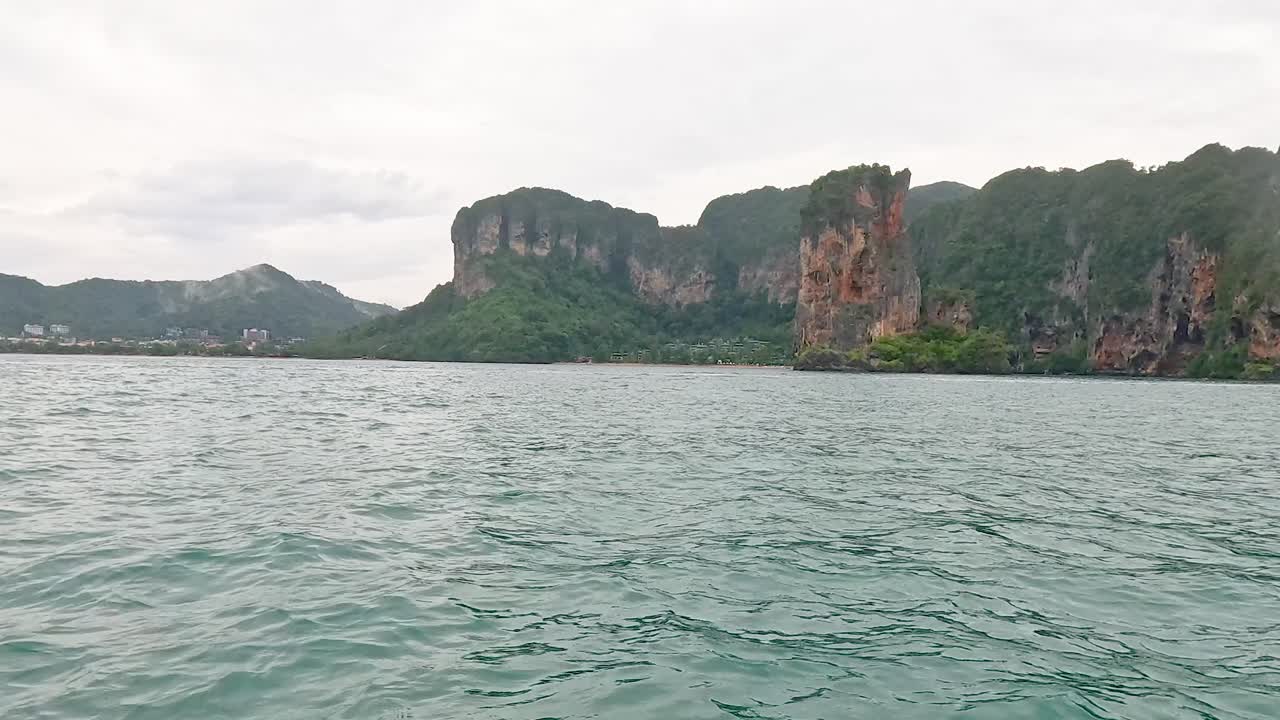 산이 보이는 바다와 섬 풍경