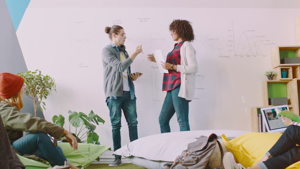 equipo, creativo y lluvia de ideas para el marketing