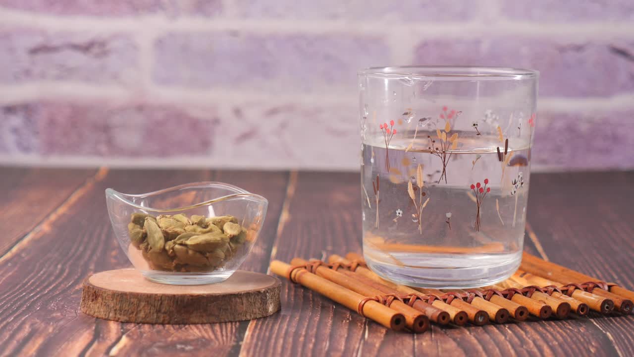 Natura morta con cardamomo e acqua