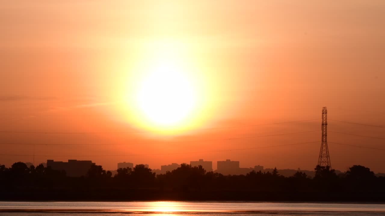 건물의 실루과 함께 떠오르는 태양, 4k 해상도 비디오