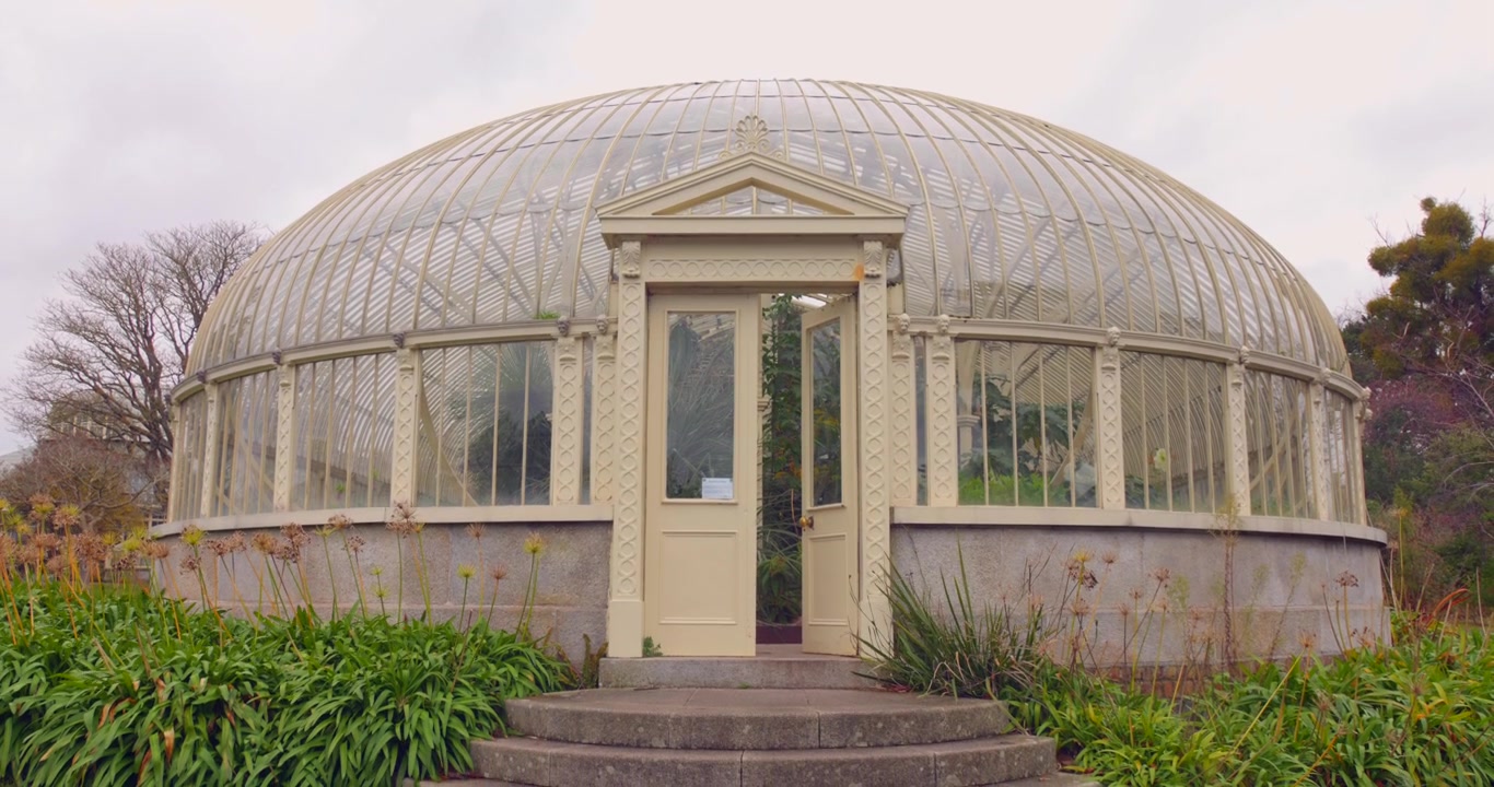 Profilbillede af drivhuset i Irlands Nationale Botaniske Haver i Dublin under overskyet himmel.