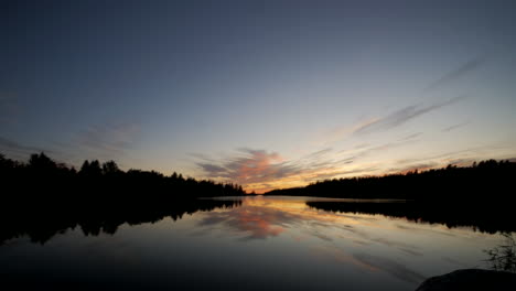 Tranquilo-Lago-Fiordo-De-Verano-En-El-Norte-De-Finlandia,-Fondo-De-Lapso-De-Tiempo-De-Día-A-Noche