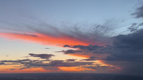 vista aérea de un enorme cumulonimbus que se desvanece al atardecer con un cielo colorido raken desde una cabina de jet