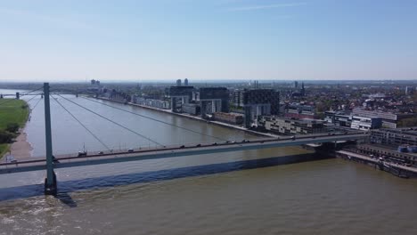 puente severin y edificios de la casa de la grúa de la ciudad de colonia en alemania