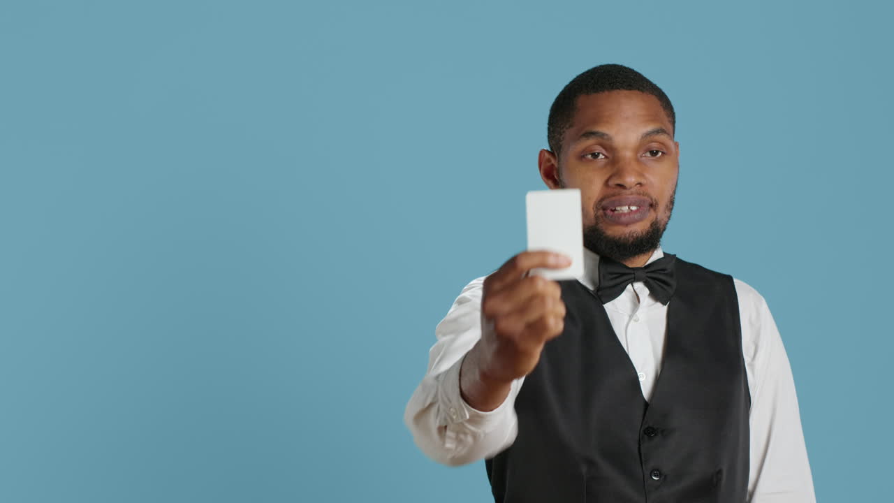 personal de camarero ofreciendo tarjeta de acceso a la habitación para los huéspedes