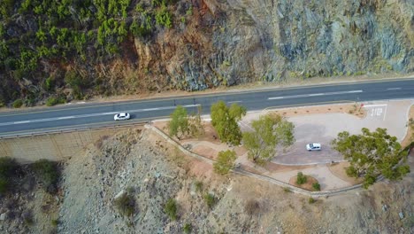 Coche-Aparcado-Al-Lado-De-Una-Carretera-Sinuosa-En-La-Antena-De-Las-Montañas-Sudafricanas