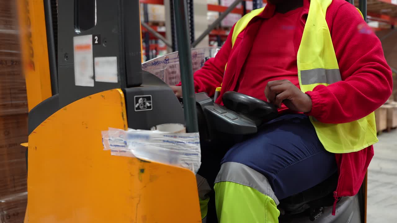 Operatore di carrello elevatore in magazzino