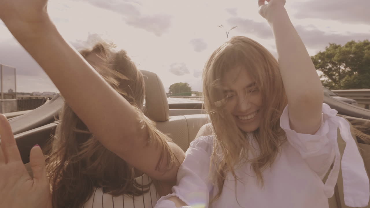 amigas felices en un viaje por carretera