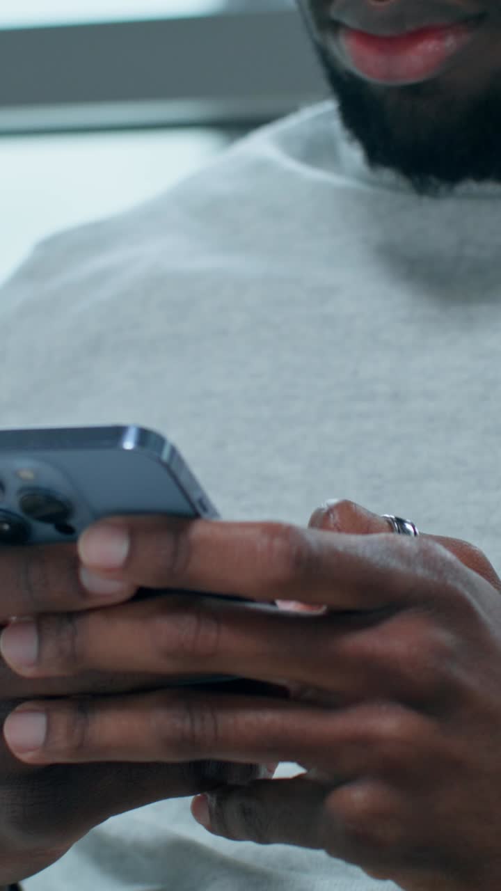 Primo piano di un uomo che usa uno smartphone