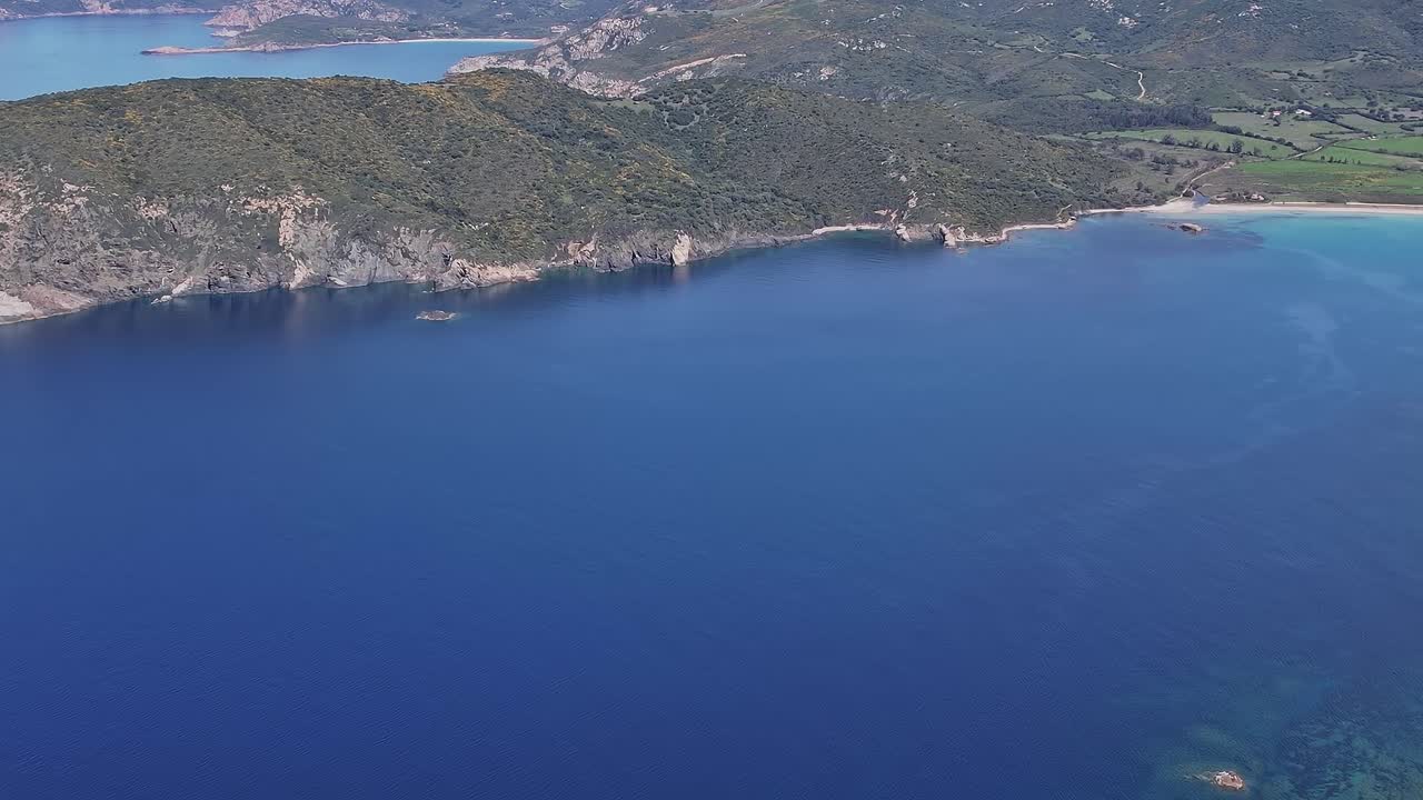 Vista della costa e acqua cristallina in Corsica, Francia, durante il giorno
