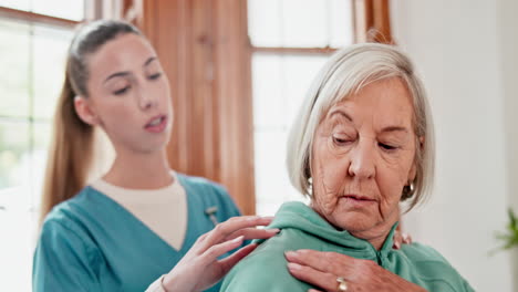 mujer anciana, dolor en el hombro
