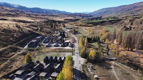 Ciudad-De-Estación-De-Esquí-Alpino-De-Cardrona-Durante-El-Colorido-Otoño,-Rodeada-De-Montañas-De-Nueva-Zelanda