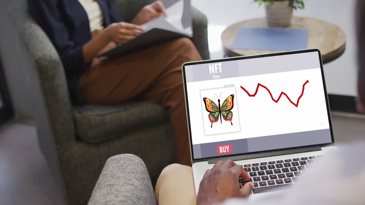 hombre de negocios afroamericano usando una computadora portátil para llamadas de video con procesamiento de datos