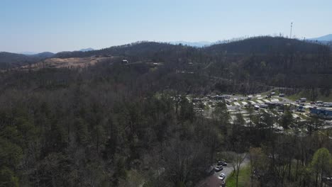 Vista-Aérea-Del-Complejo-De-Casas-Rodantes-Ubicado-En-Las-Grandes-Montañas-Humeantes-En-Pigeon-Forge,-Tennessee