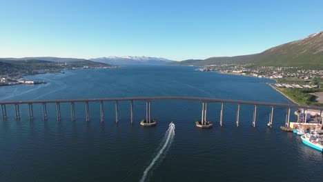 tromsø, noruega imágenes aéreas. tromsø es considerada la ciudad más septentrional del mundo con una población superior a 50.000.